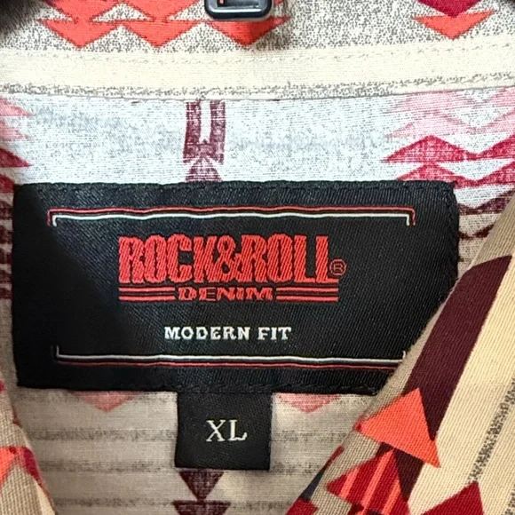 Men's Casual Button Down Shirt - Geometric Pattern - Picture 2 of 4